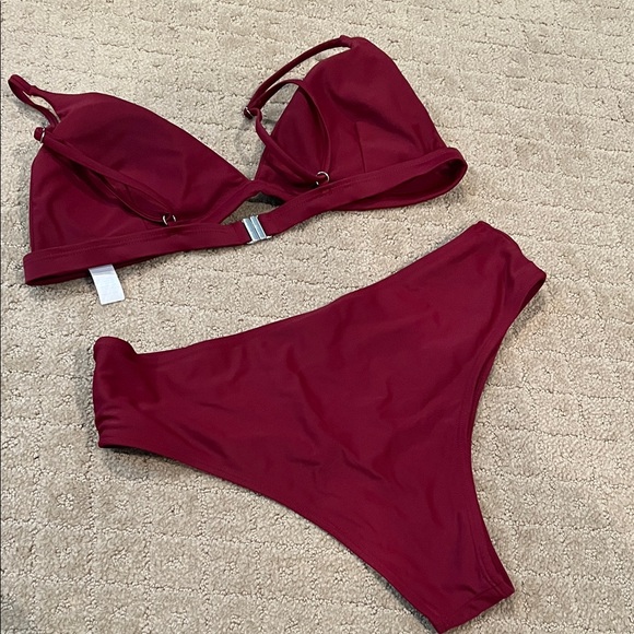 Chic Burgundy Bikini Set - Picture 3 of 3